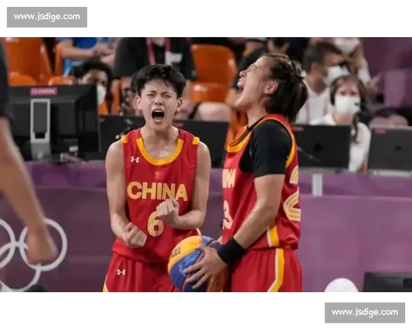 中国女篮铿锵玫瑰，荣耀凯旋，历史性时刻全民热议！